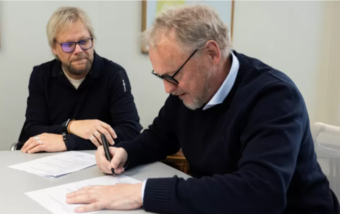 Torfinn Håverstad (t.v.) og Raymond Johansen underskriver avtalen om støtte til Folkehjelpas prosjekter i Colombia. (Foto: Morten Hansen)