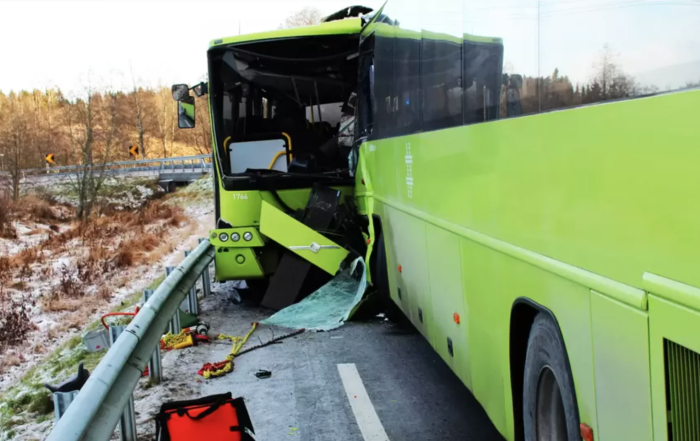 Denne ulykken endte med en sjåfør død, mens den andre mistet benet. Hastigheten var 33 kilometer i timen. Foto: Statens Havarikommisjon