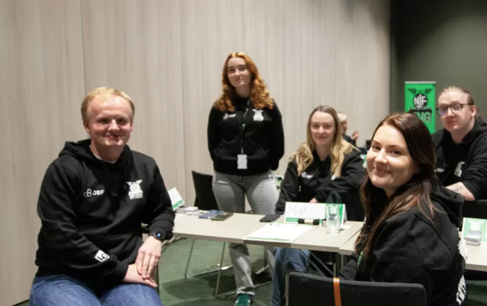 GODT KURS: Fint å gå på kurs med bare ungdommer, mener Elias Morken (f.v.), konduktør SJ Norge, Mari Vorkinn, konduktør SJ Norge, Malin Thomassen, konduktør SJ Norge, Sarah Hadland Andersen, konduktør Go-Ahead og Philip Barghan, verkstedarbeider Go-Ahead.