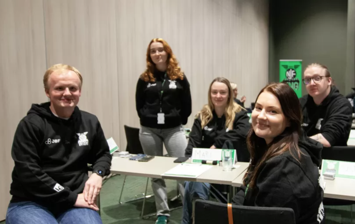 GODT KURS: Fint å gå på kurs med bare ungdommer, mener Elias Morken (f.v.), konduktør SJ Norge, Mari Vorkinn, konduktør SJ Norge, Malin Thomassen, konduktør SJ Norge, Sarah Hadland Andersen, konduktør Go-Ahead og Philip Barghan, verkstedarbeider Go-Ahead.