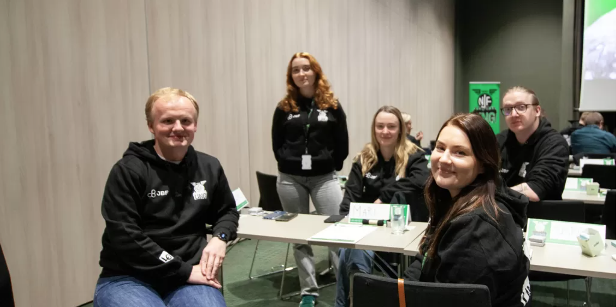 GODT KURS: Fint å gå på kurs med bare ungdommer, mener Elias Morken (f.v.), konduktør SJ Norge, Mari Vorkinn, konduktør SJ Norge, Malin Thomassen, konduktør SJ Norge, Sarah Hadland Andersen, konduktør Go-Ahead og Philip Barghan, verkstedarbeider Go-Ahead.