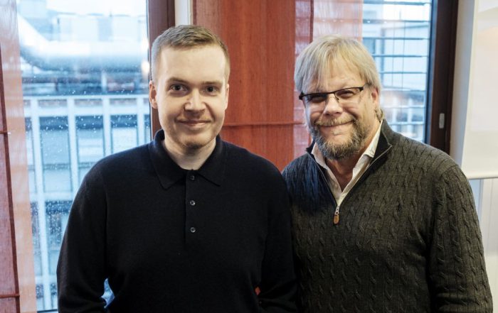 Ruben Gunnerød i Oslo Distrikts konduktørforening (t.v.) har fått LO-nåla etter å ha fullført LO-skolen. Forbundsleder i NJF Torfinn Håverstad gratulerer under utdelingen. FOTO: Erlend Angelo