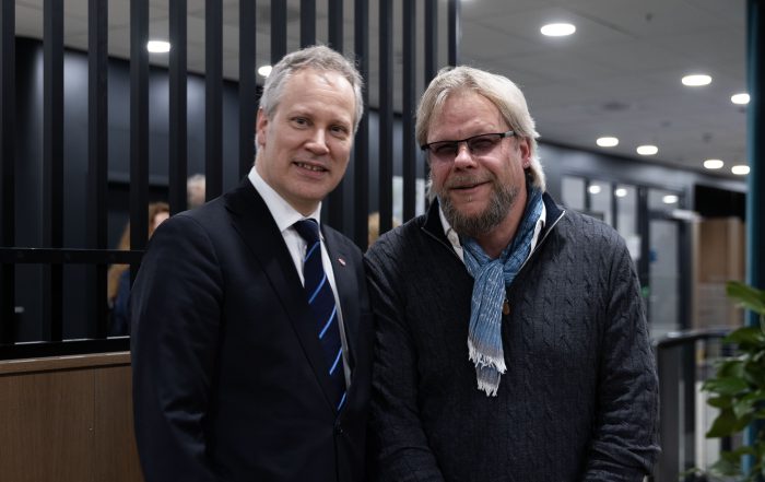 amferdselsminister Jon-Ivar Nygård forventer mye av virksomhetene på jernbanen i 2026. Selv innrømmet han at regjeringen kunne levert mer. Her med NJFs forbundsleder Torfinn Håverstad