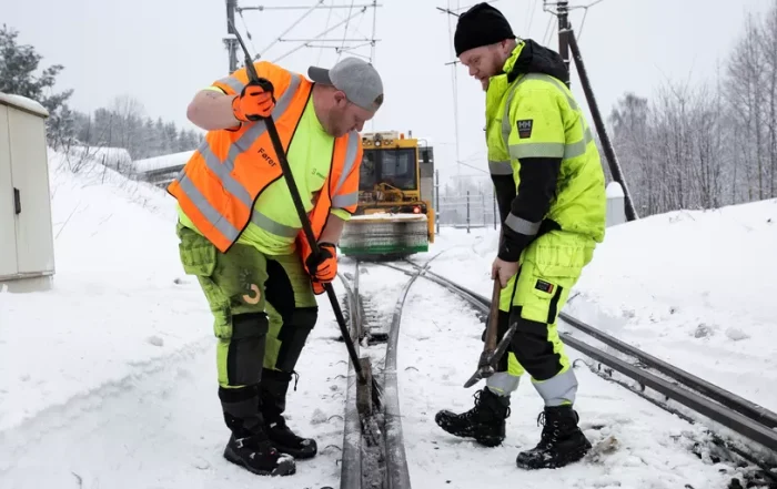VINTERVEDLIKEHOLD: Bedre vedlikehold og mildere vinter gjorde at togene kom oftere fram i tide i fjor. FOTO: Morten Hansen