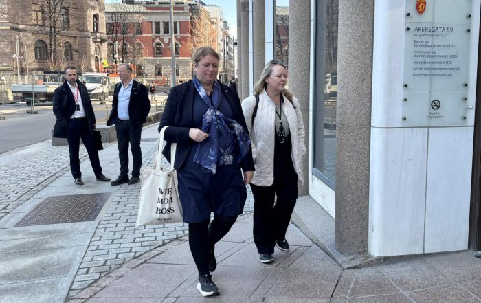 BRUDD: Elisabeth Steen Onshus, leder i LO Stat og Vibecke Solhaug, LO Stat-sekretær på vei inn i forhandlingene.