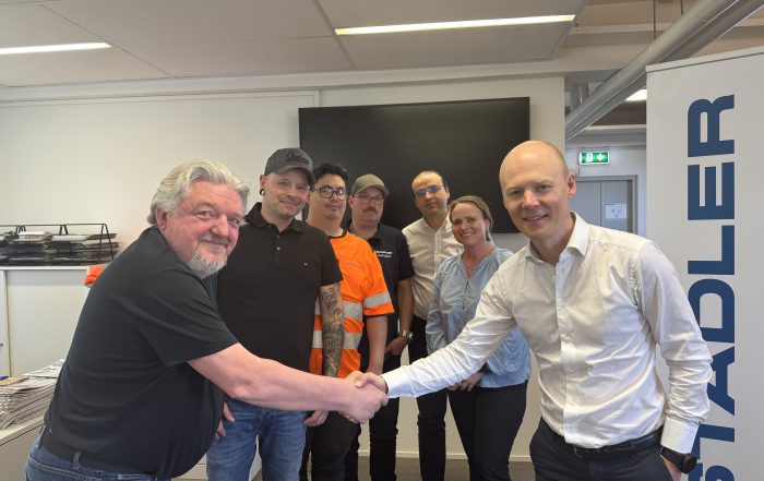 ENIGHET: Norsk Jernbaneforbund og Stadler er enige. Administrerende direktør Oskar Stenstrøm og forhandlingsleder Petter Trønnes kan ta hverandre i hendene. I bakrunnen resten av forhandlingsutvalget.