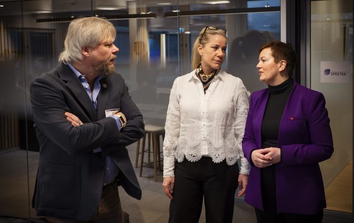 ENIGHET: NJFs forbundsleder Torfinn Håverstad, nestleder Bianca Fedje og LOs forhandlingsleder Henriette Jevnaker diskuterer under forhandlingene i Spekter-oppgjøret.