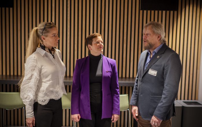 I GANG: Spekter-oppgjøret er i gang. NJFs nestleder Bianca Fedje (t.v.), LOs forhandlingsleder Henriette Jevnaker og forbundsleder Torfinn Håverstad.