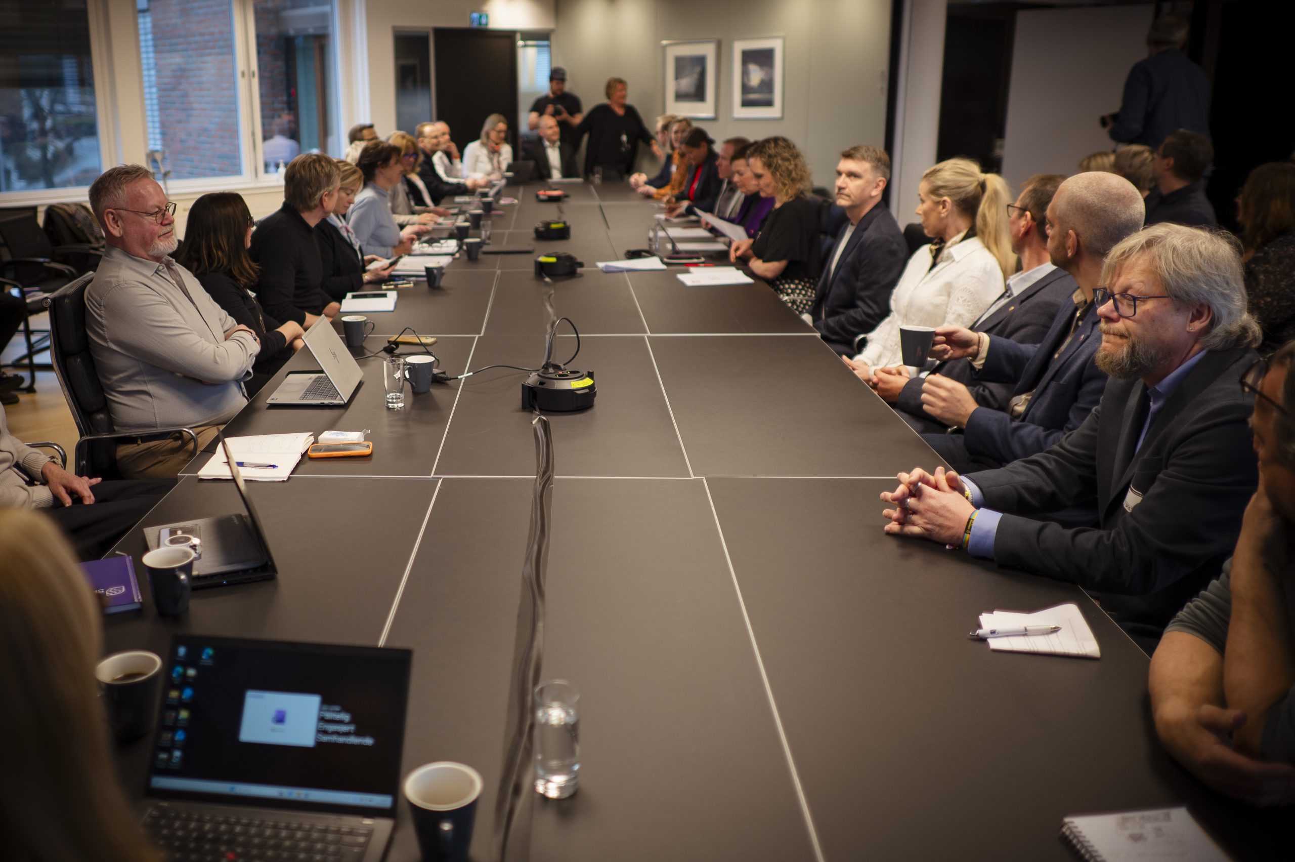 FORHANDLINGER: Arbeidsgiverne og LOs delegasjon samlet til forhandlinger.