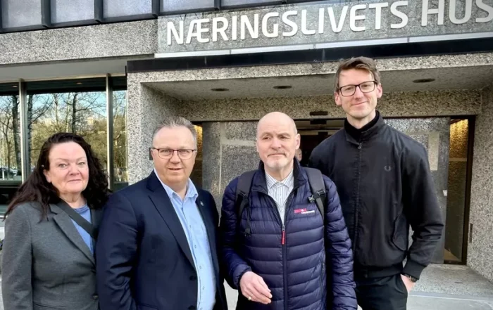 KRAVOVERLEVERING: Ingrid Myran (f.v) fra Fagforbundet, Arild Kjempekjenn fra NJF, forhandlingsleder Dag-Einar Sivertsen fra Fellesforbundet og Marius Træland fra YTF har innledet årets lønnsoppgjør i Bussbransjen. Foto: Ola Tømmerås