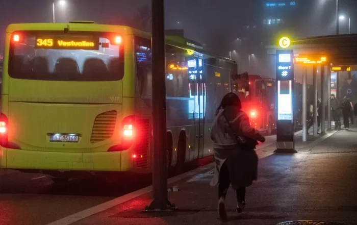 Bussjåfører opplever oftere enn før at trusler kan bli til vold. Illustrasjonsfoto: Roy Ervin Solstad