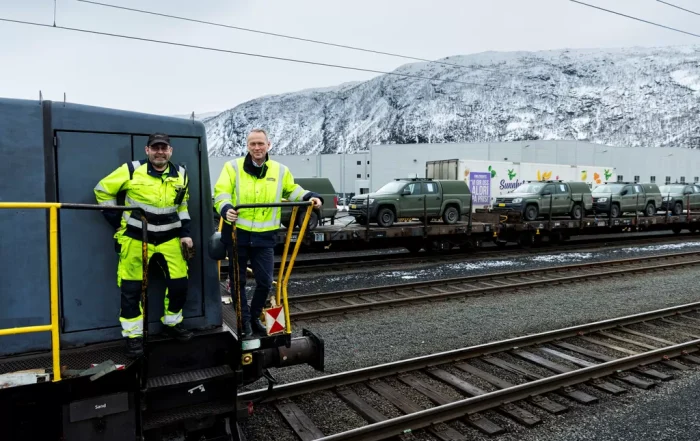 Carl Fredrik Karlsen (t.h.) mener det er naturlig at CargoNet stiller opp som partner for Forsvaret. Under øvelsen i vinter har skifter Tor Raymond Eriksen hatt mye å gjøre. Foto: Morten Hansen