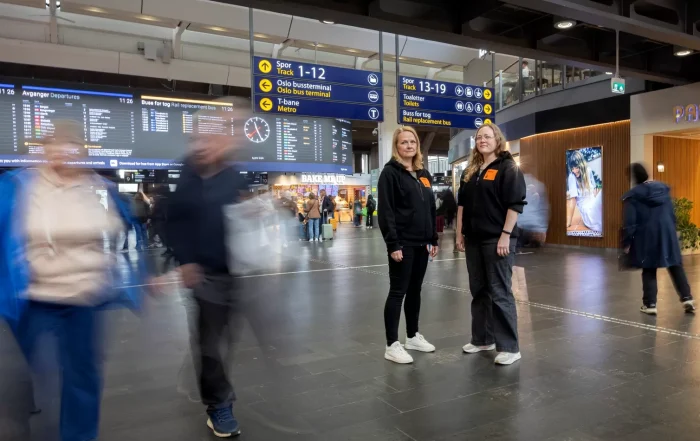 Line Nyhus (t.v.) og Kjersti Marie Christiansen sier Sporet prøver hjelpe folk videre - i livet og fra Oslo S. FOTO: Ole Palmstrøm