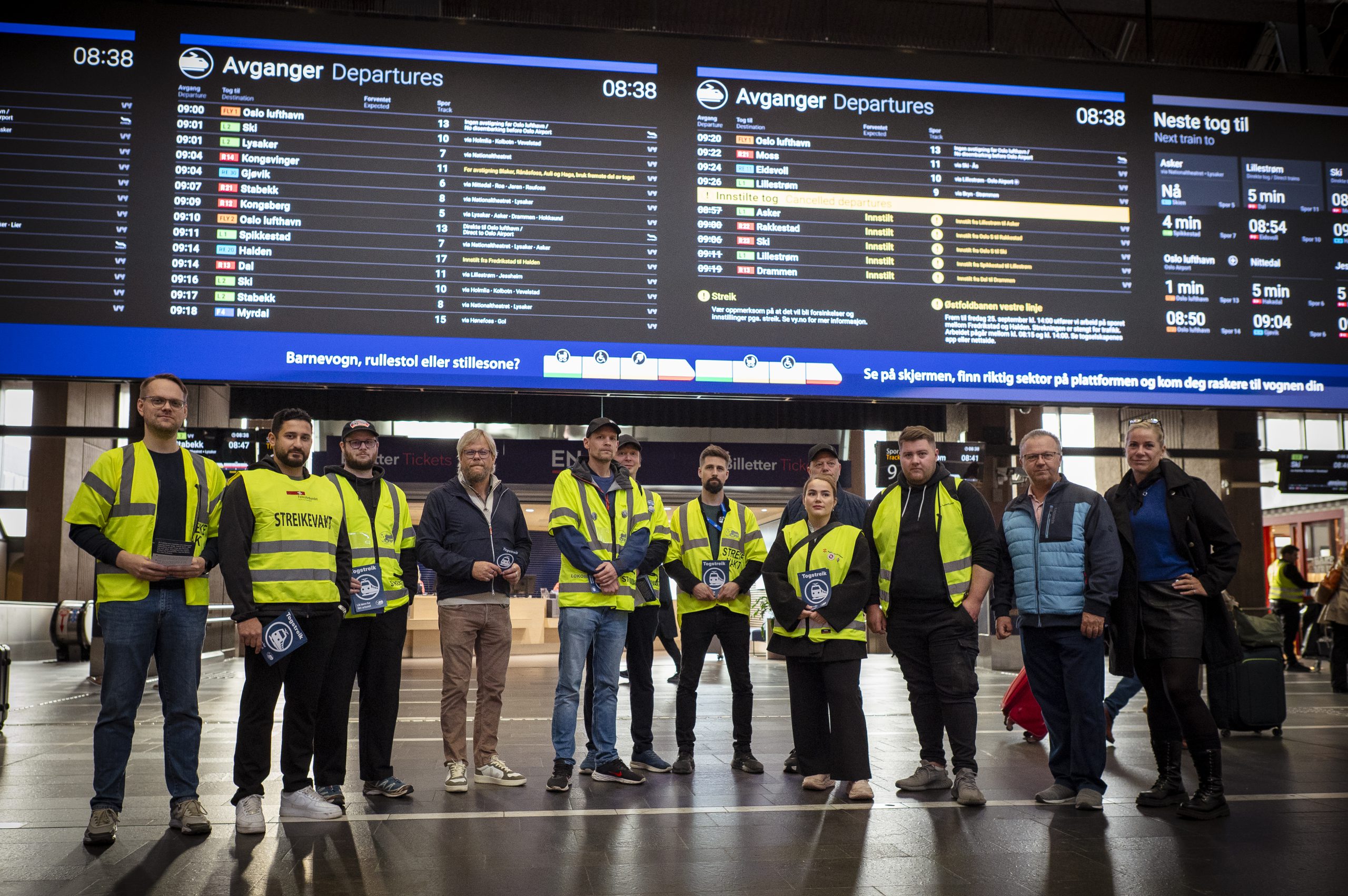 Norsk Jernbaneforbunds forbundsledelse sammen med streikevakter på Oslo S