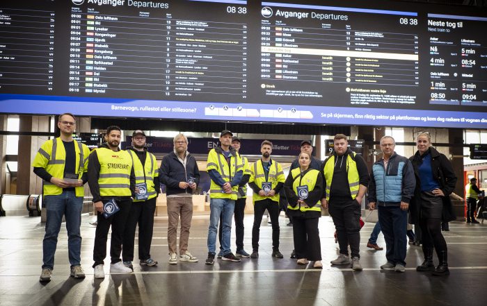 Norsk Jernbaneforbunds forbundsledelse sammen med streikevakter på Oslo S