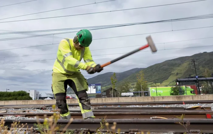 MÅ GÅ: Entreprenørselskapene kan bli nødt til å la flere ansatte gå som følge av manglende bevilgninger til vedlikehold på jernbanen. Foto: Morten Hansen